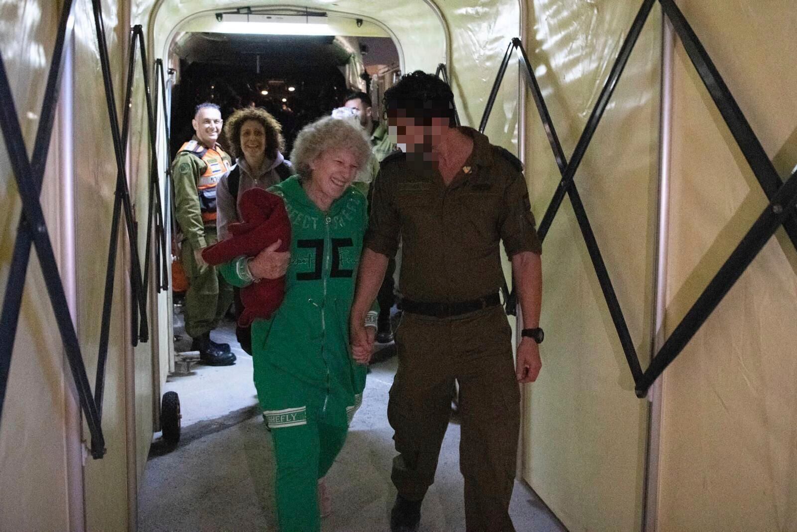 Ruth Munder, una rehén israelí liberada, poco después de su llegada a Israel (IDF vía AP)