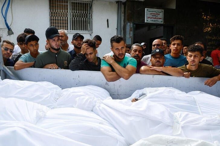 Decenas de personas asisten al funeral de varios palestinos fallecidos en los ataques israelíes contra la Ciudad de Gaza. (Reuters/Mohammed Salem)