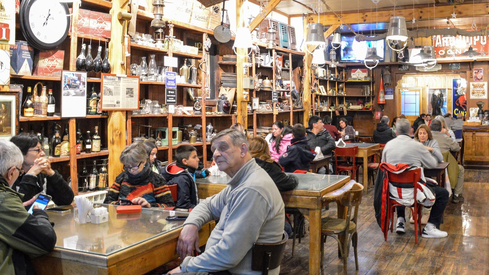 El interior del local, atestado de visitantes