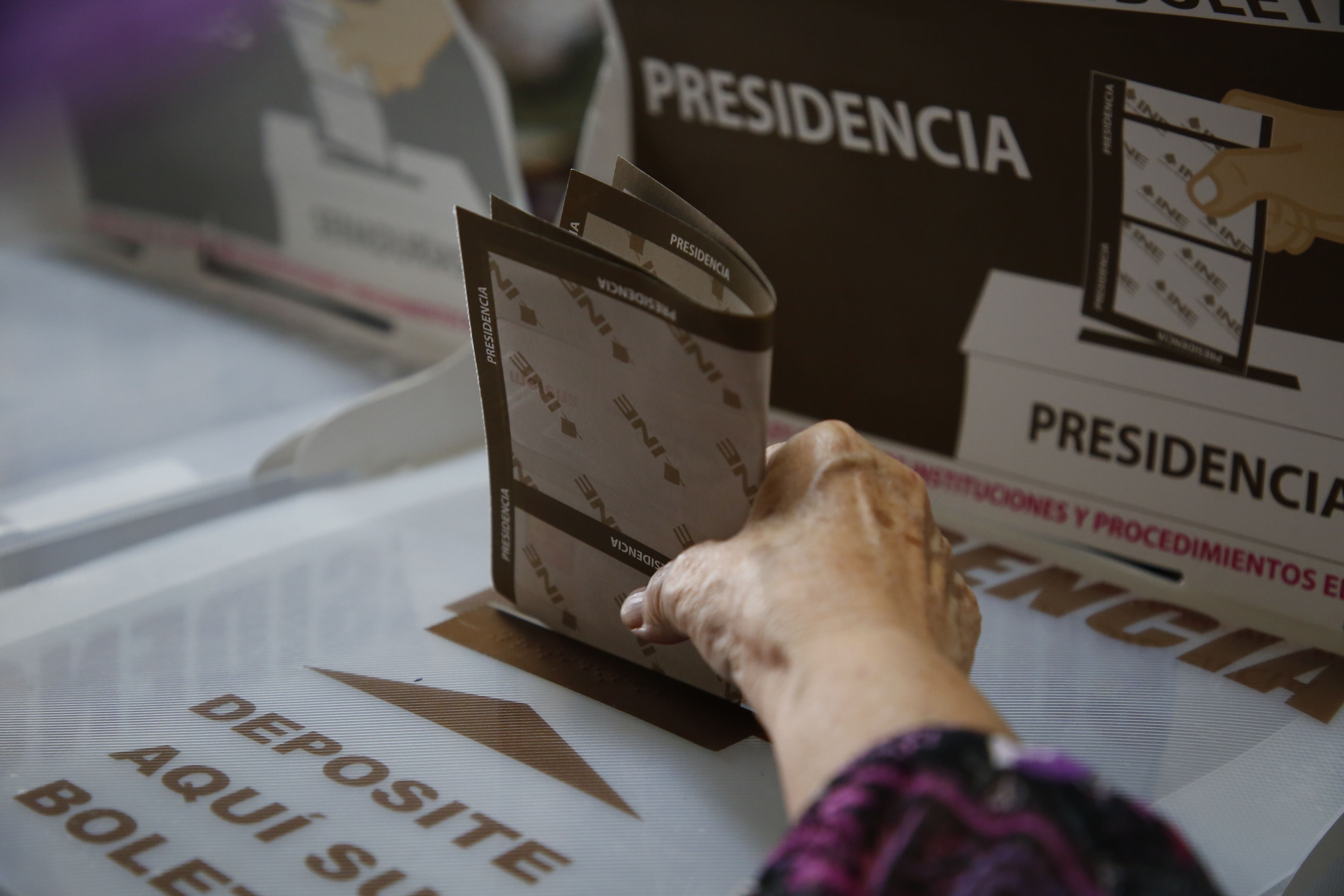 Las personas depositaron con entusiasmo su boleta al interior de cada una de las urnas, ya que se trata del ejercicio más importante del país 