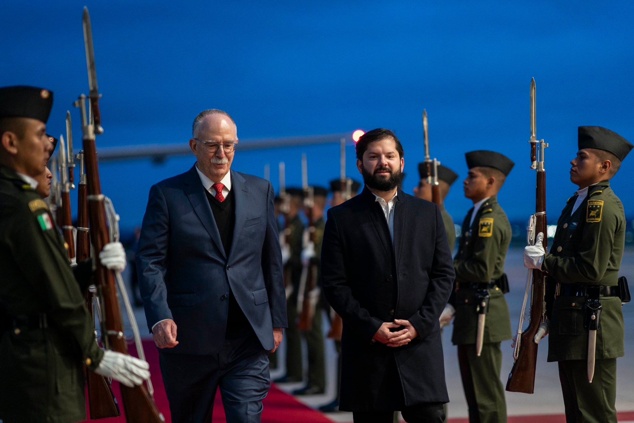 Gabriel Boric, presidente de Chile, arribó al AIFA; fue recibido por Julio Berdegué Sacristán próximo secretario de Agricultura y Desarrollo Rural de México (@GabrielBoric)