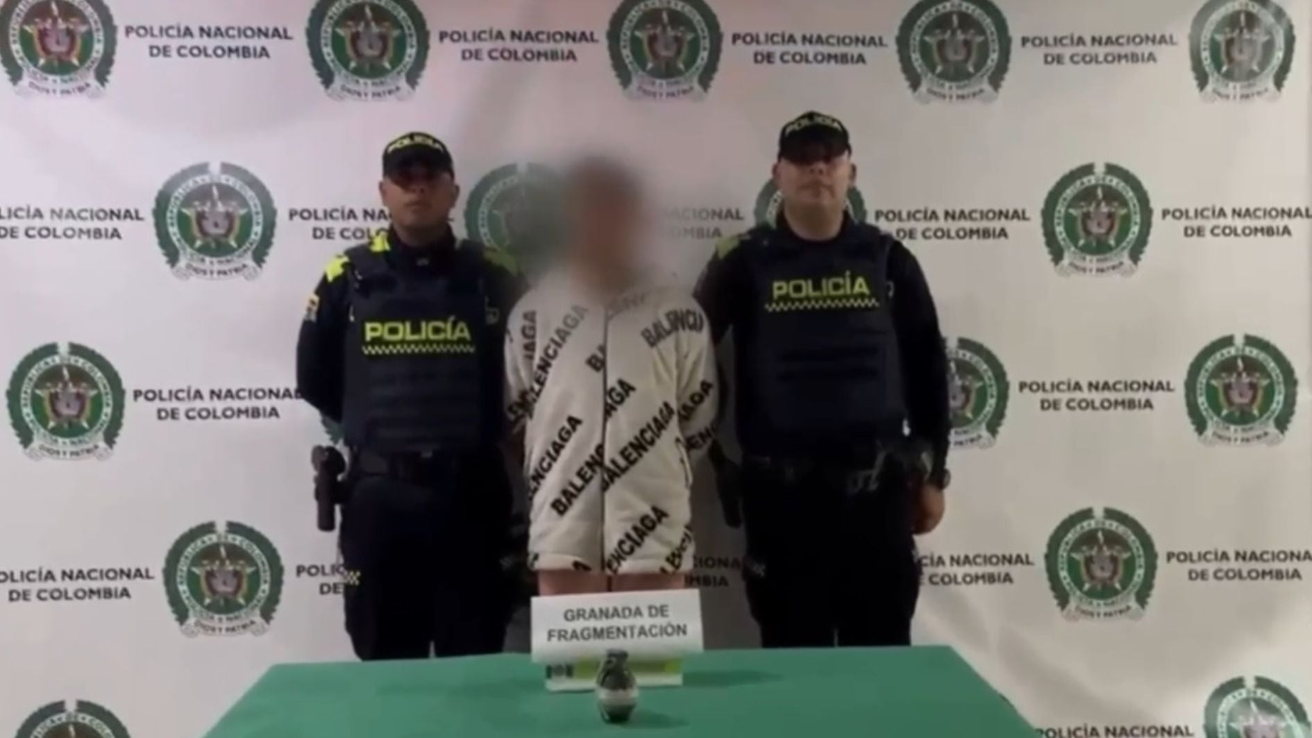 Las autoridades buscan establecer a qué grupo delincuencial pertenece el hoy detenido, y si la granada de fragmentación iba a ser utilizada para sembrar el terror entre los comerciantes y exigir el pago de extorsiones en Kennedy - crédito Mebog