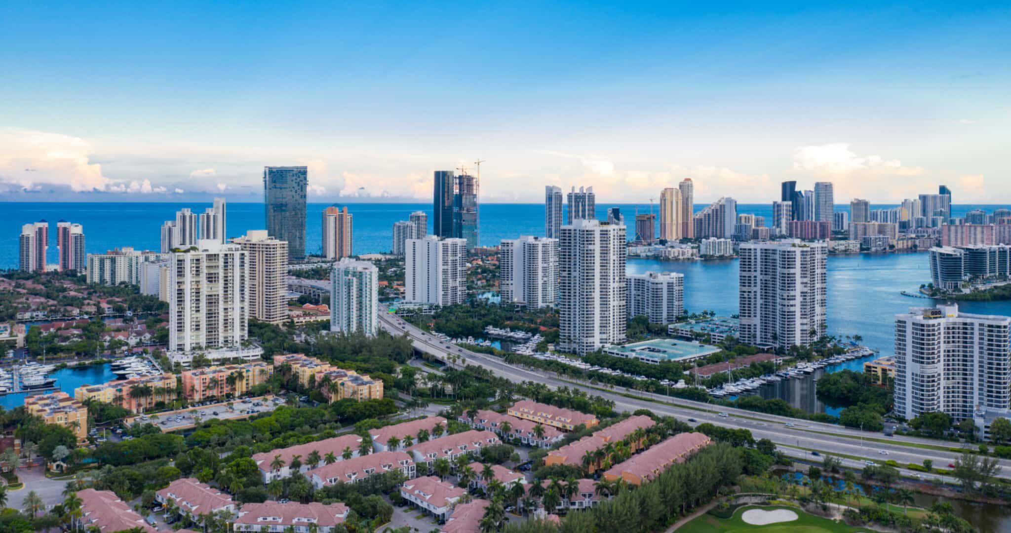 Vista aérea de edificios y la Bahía de Biscayne en Aventura, Miami