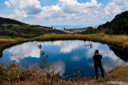 from a water reservoir on February 25, 2020, at the Montecarlo farm, near the Chingaza National Natural Park in the municipality of Guasca (Colombia).  EFE / Camilo García / Archive
