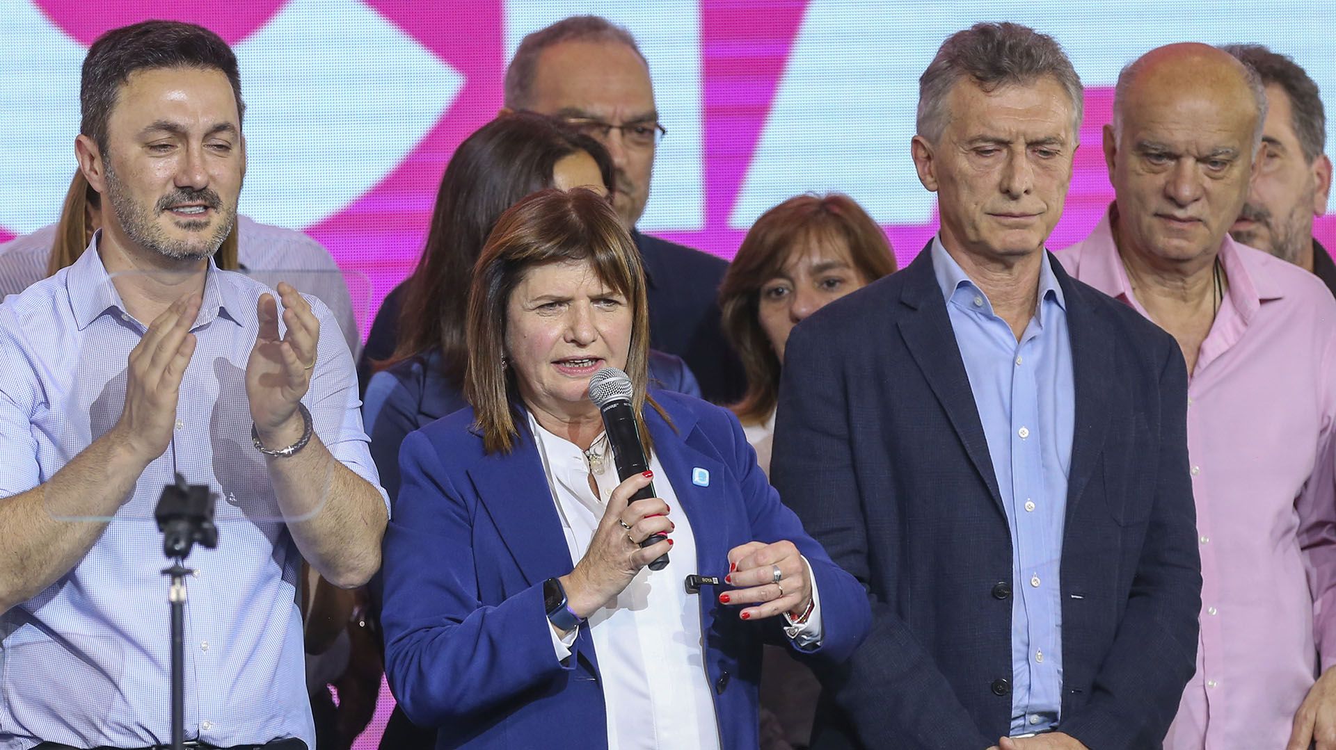 Patricia Bullrich, tras la derrota electoral, junto con Mauricio Macri, Luis Petri, Néstor Grindetti y otros dirigentes de JxC (Foto AP)