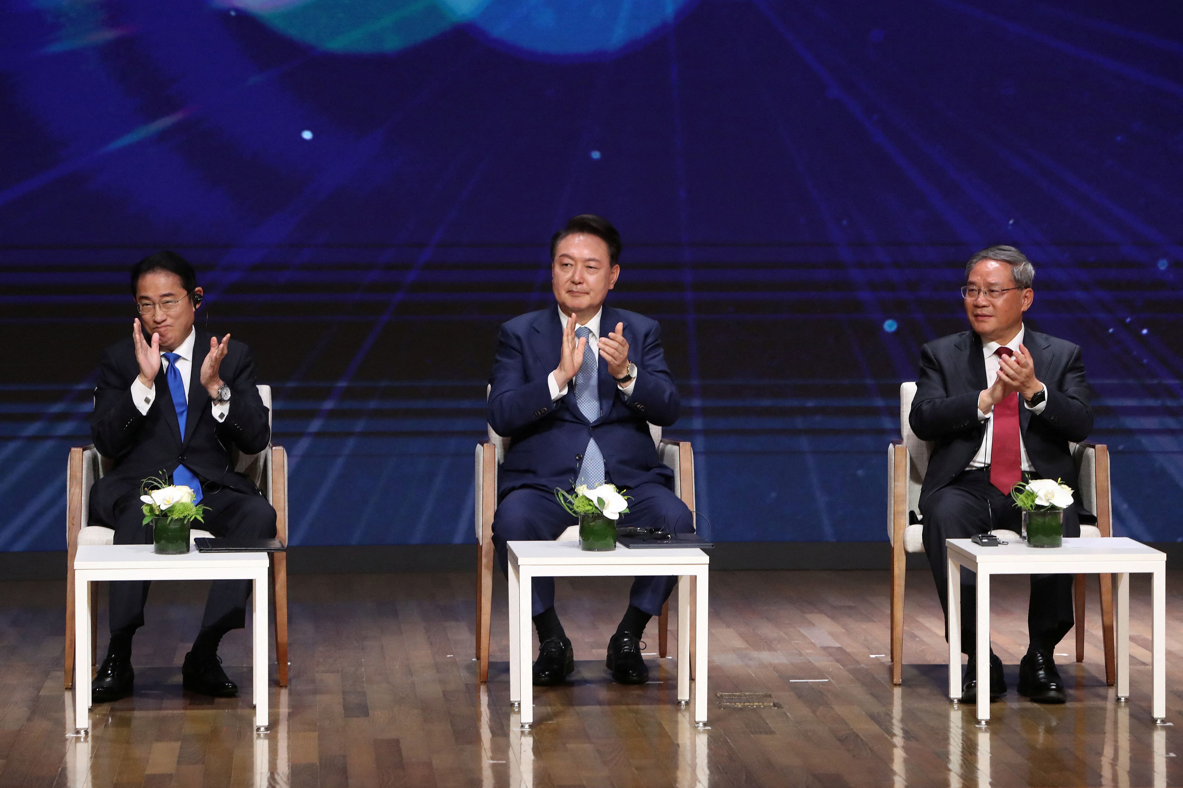 El primer ministro Fumio Kishida, el presidente surcoreano Yoon Suk Yeol y el primer ministro chino Li Qiang durante una cumbre este lunes  en la que coincidieron en la necesidad de eliminar las armas nucleares de Corea del Norte. (Chung Sung-Jun/REUTER)