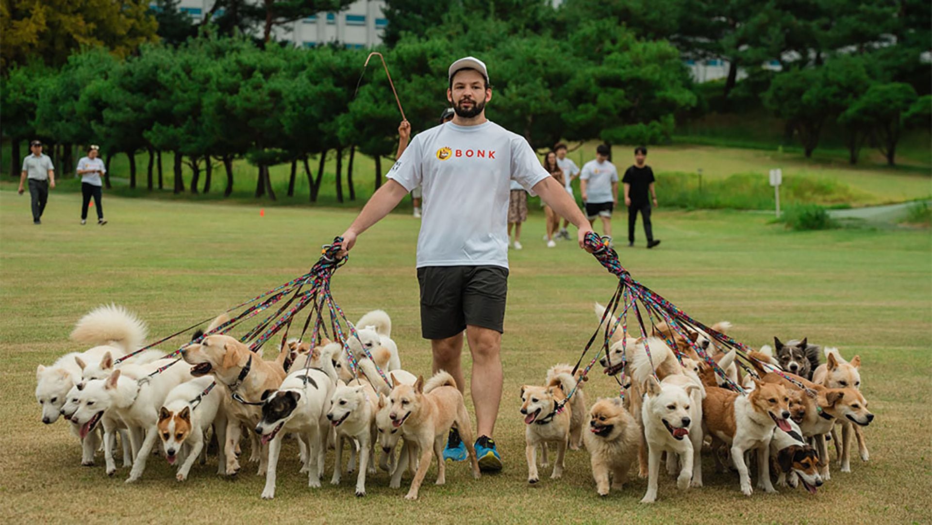 Mitchell Rudy establece un nuevo récord mundial al pasear simultáneamente a 38 perros en Corea del Sur (Guinness World Records)