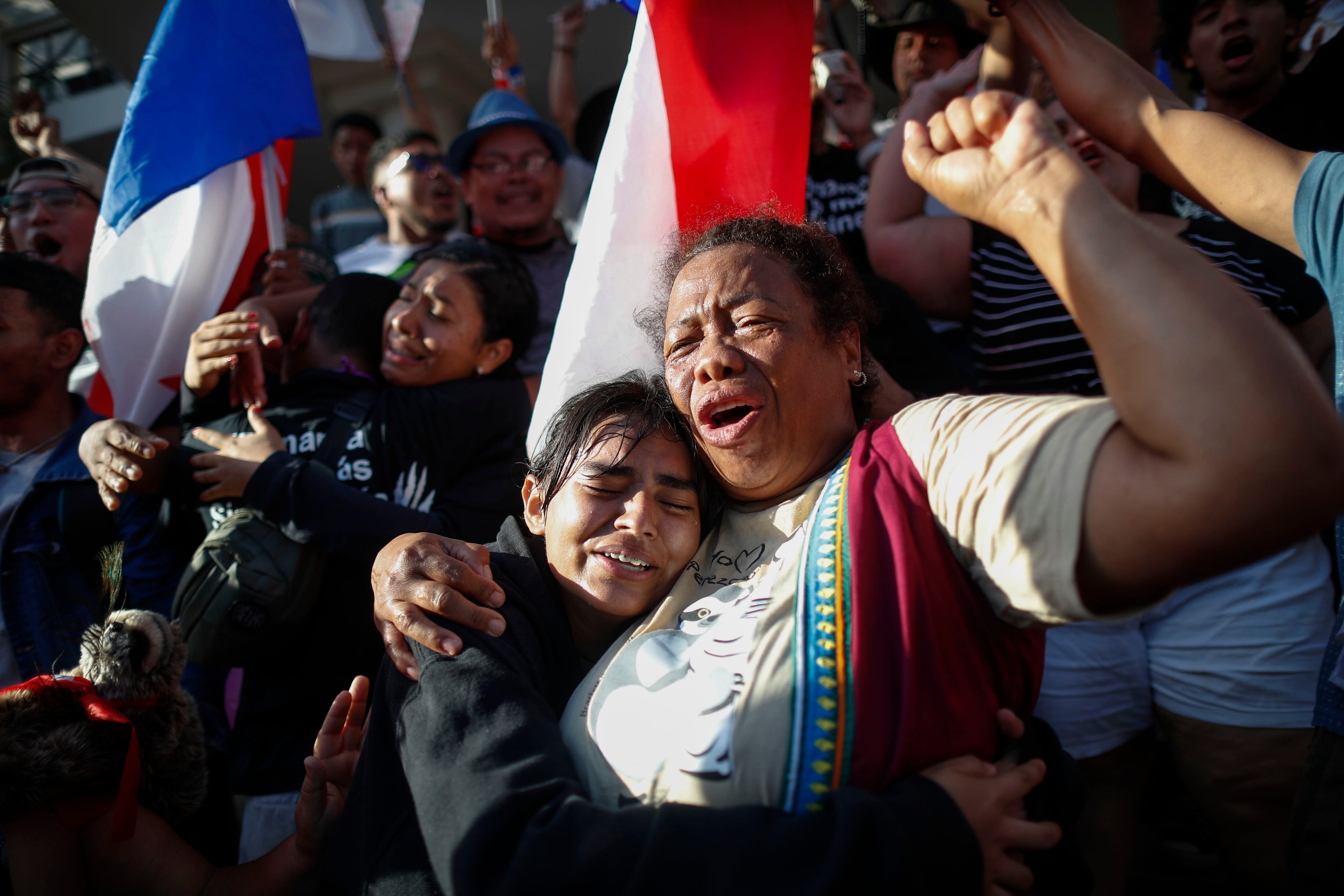 Mujeres celebran hoy tras conocer la decisión de la Corte suprema de Justicia de Panamá, en Ciudad de Panamá (Panamá). EFE/ Bienvenido Velasco
