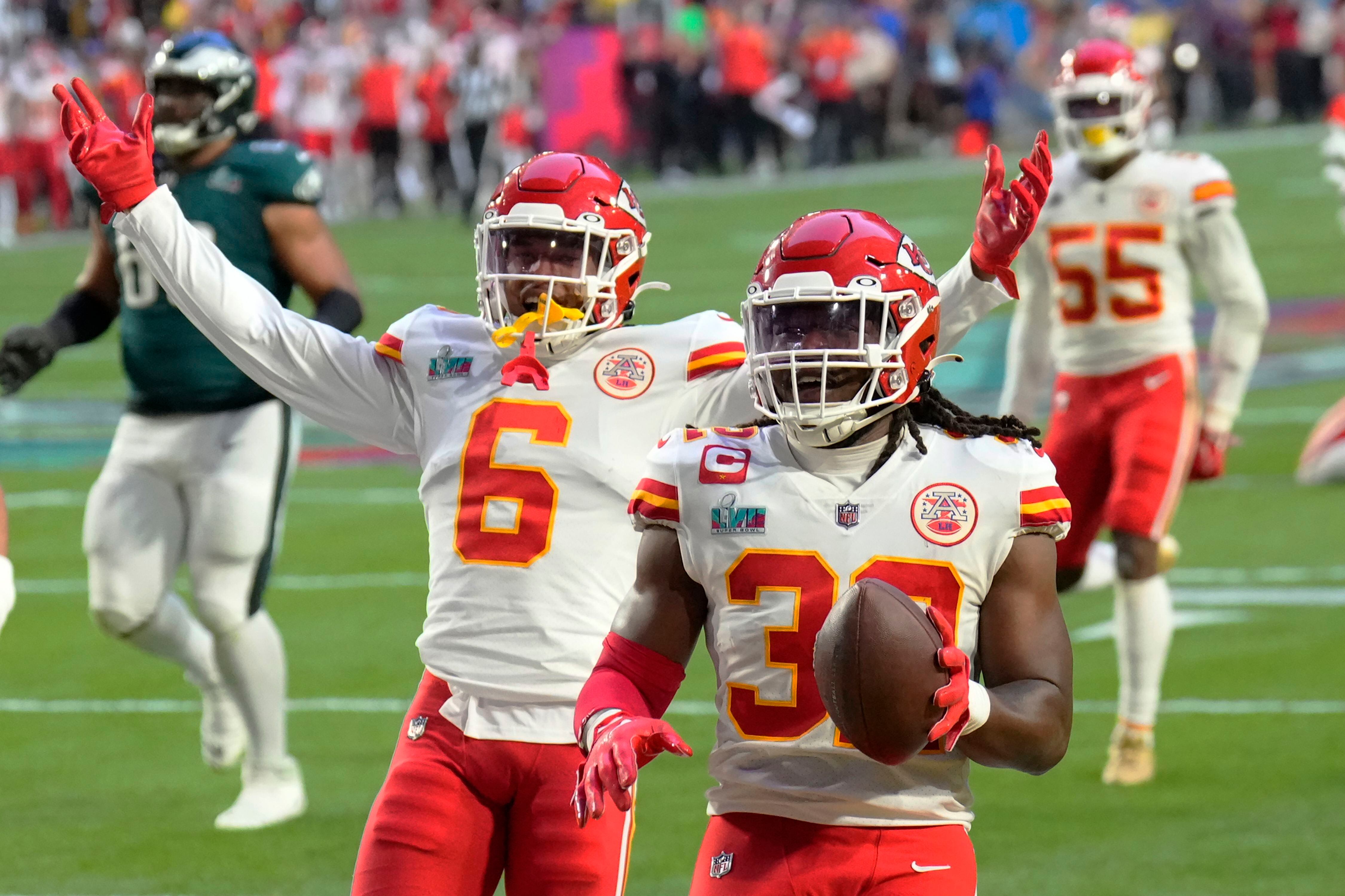 El linebacker Nick Bolton (32) de los Chiefs de Kansas City celebra tras anotar un touchdown al recuperar un balón suelto del quarterback Jalen Hurts de los Eagles de Filadelfia en el Super Bowl 57, en Glendale, Arizona, el domingo 12 de febrero de 2023. (AP Foto/Ross D. Franklin)