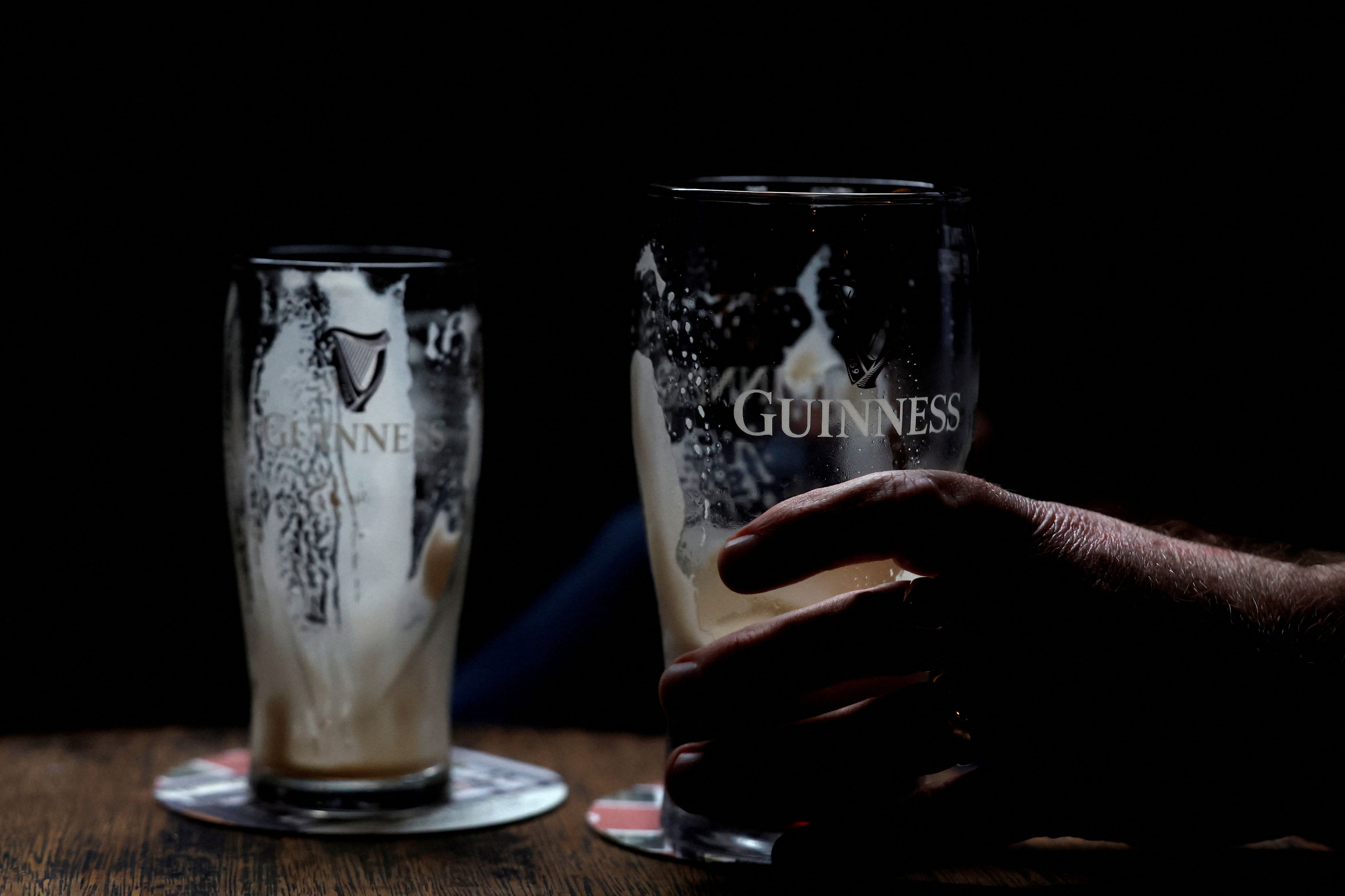 Vasos de cerveza Guiness (REUTERS/Clodagh Kilcoyne/File Photo)