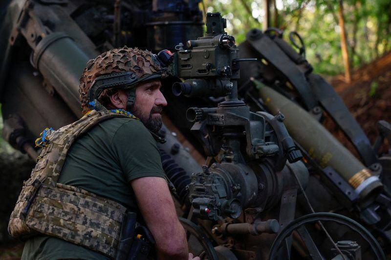 Imagen de archivo de un soldado ucraniano preparando un ataque contra tropas (REUTERS/Valentyn Ogirenko)