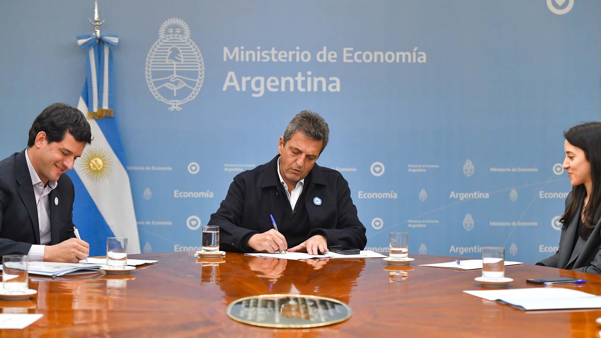 Sergio Massa firma el compromiso por el cual se compromete a priorizar la alfabetización temprana en todo el pais 