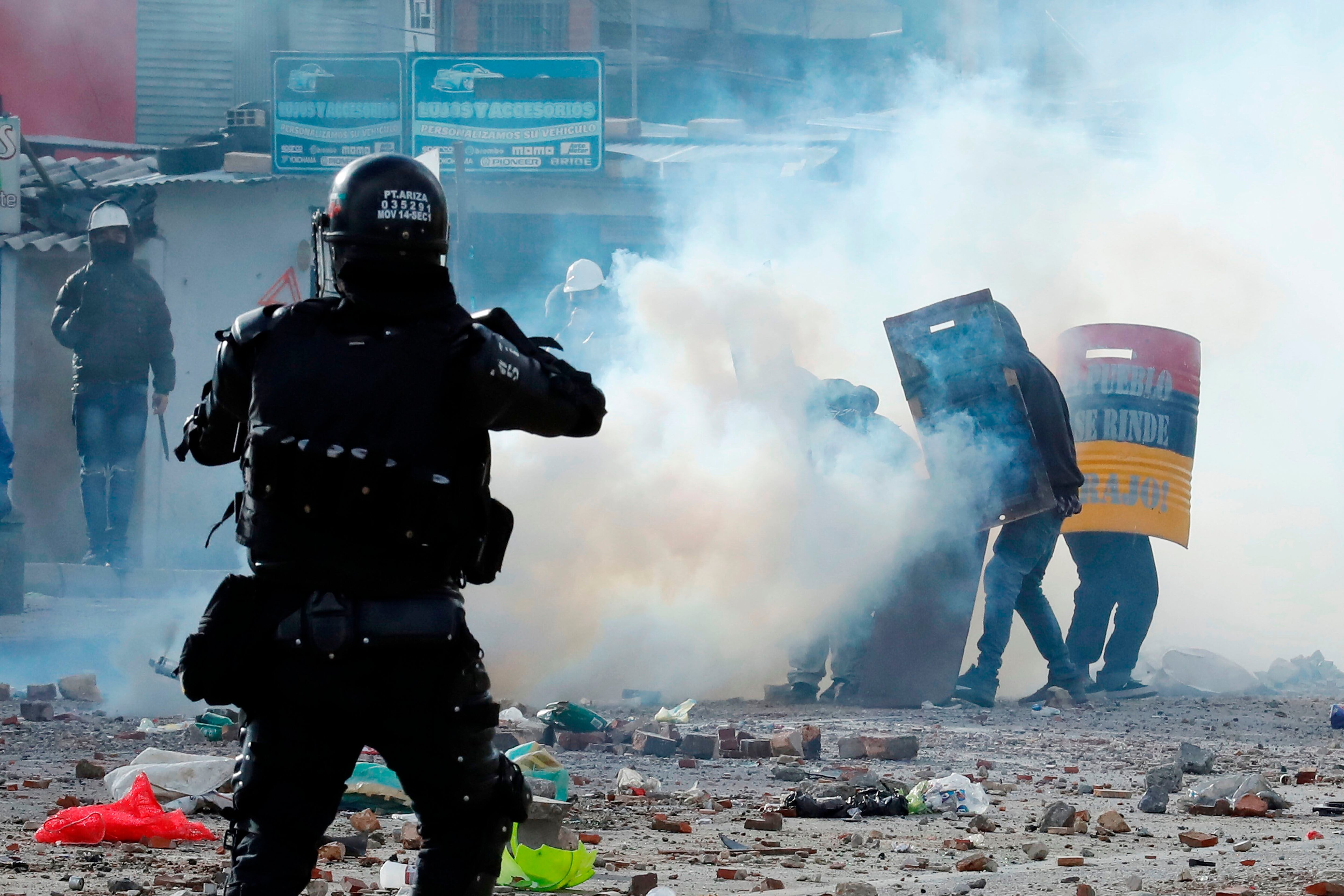 Integrantes del Escuadrón Móvil Antidisturbios (ESMAD) y manifestantes se enfrentan durante una nueva jornada de protestas en el marco del Paro Nacional, el 26 de mayo de 2021, en Bogotá (Colombia). EFE/Mauricio Dueñas Castañeda 