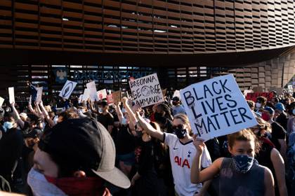 Miles de manifestantes se han movilizado en los últimos días en más de 30 ciudades de EEUU para repudiar la muerte de George Floyd (REUTERS/Jeenah Moon)