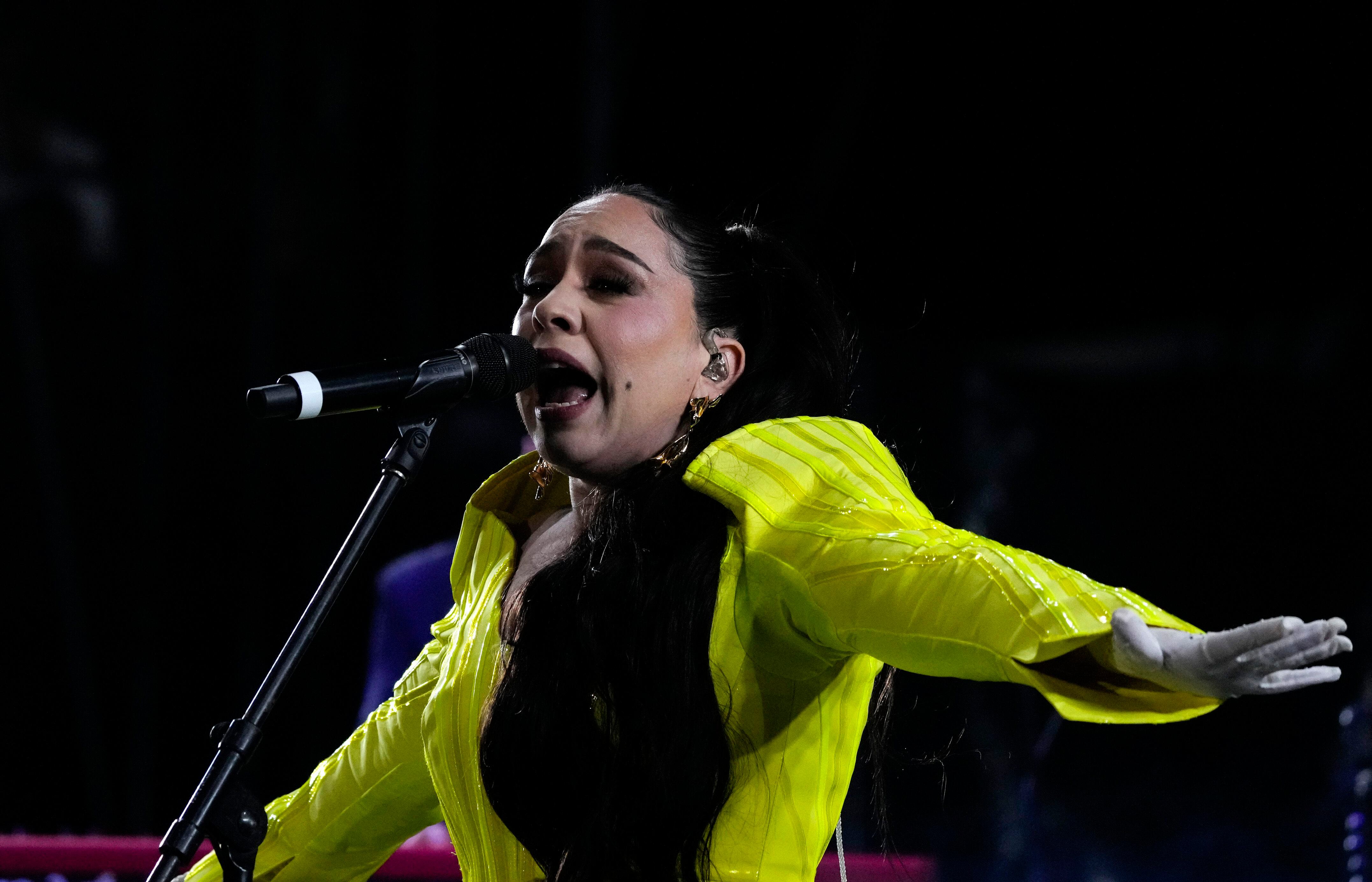 La cantautora mexicana Carla Morrison durante su presentación en el festival Vive Latino en la Ciudad de México el sábado 18 de marzo de 2023. (Foto AP/Fernando Llano)