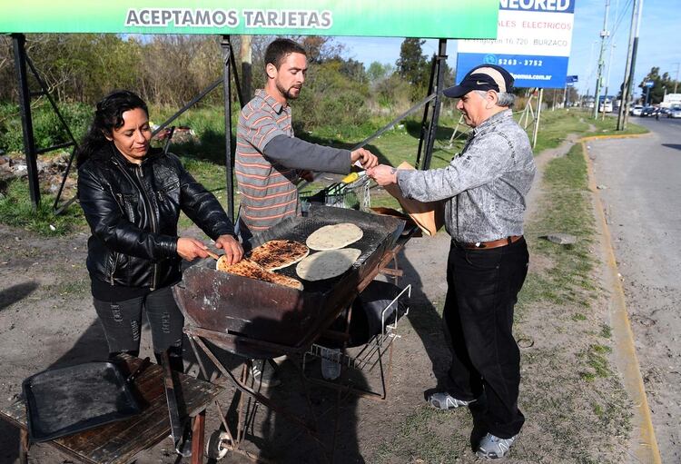 Duermen tres horas por noche y amasan las tortillas para vender en le Ruta 4. El 