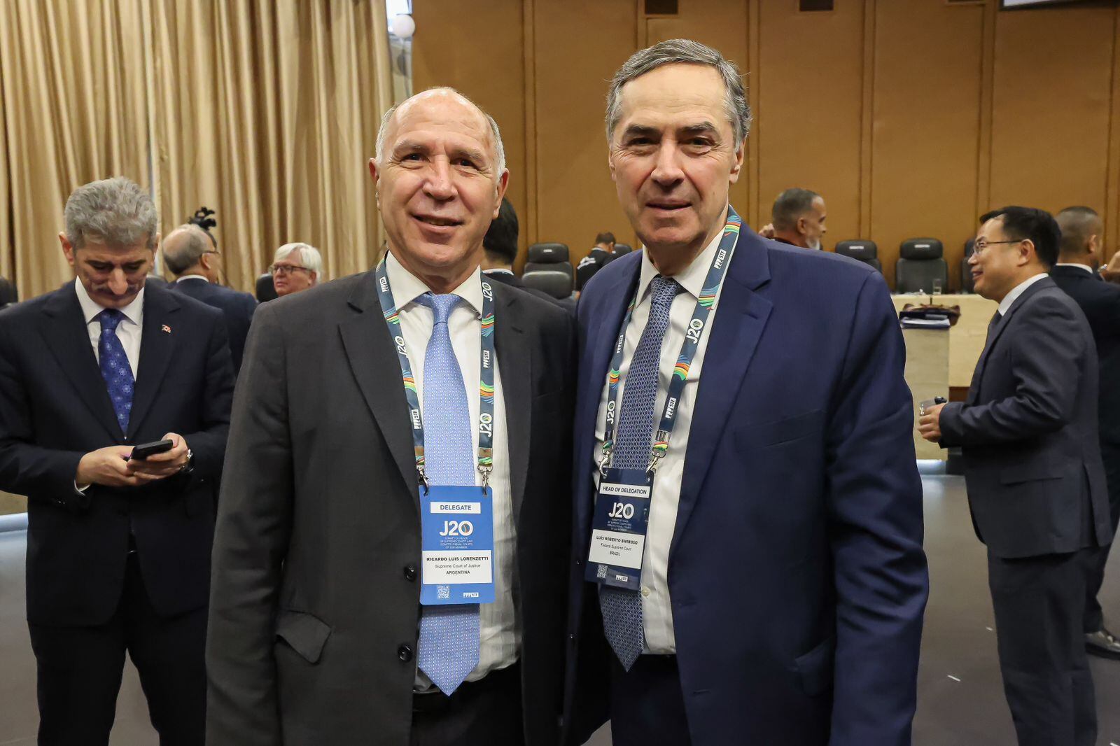 El juez Ricardo Lorenzetti y el presidente del Supremo Tribunal Federal de Brasil, Luís Roberto Barroso, en la jornada inaugural del J20 en Rio de Janeiro