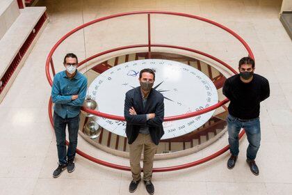 Fotografía cedida por la Universidad de Granada (UGR) que muestra al investigador Rubén Hurtado Gutiérrez con los profesores Carlos Pérez Espigares y Pablo Hurtado, del Departamento de Electromagnetismo y Física de la Materia de la UGR.  EFE