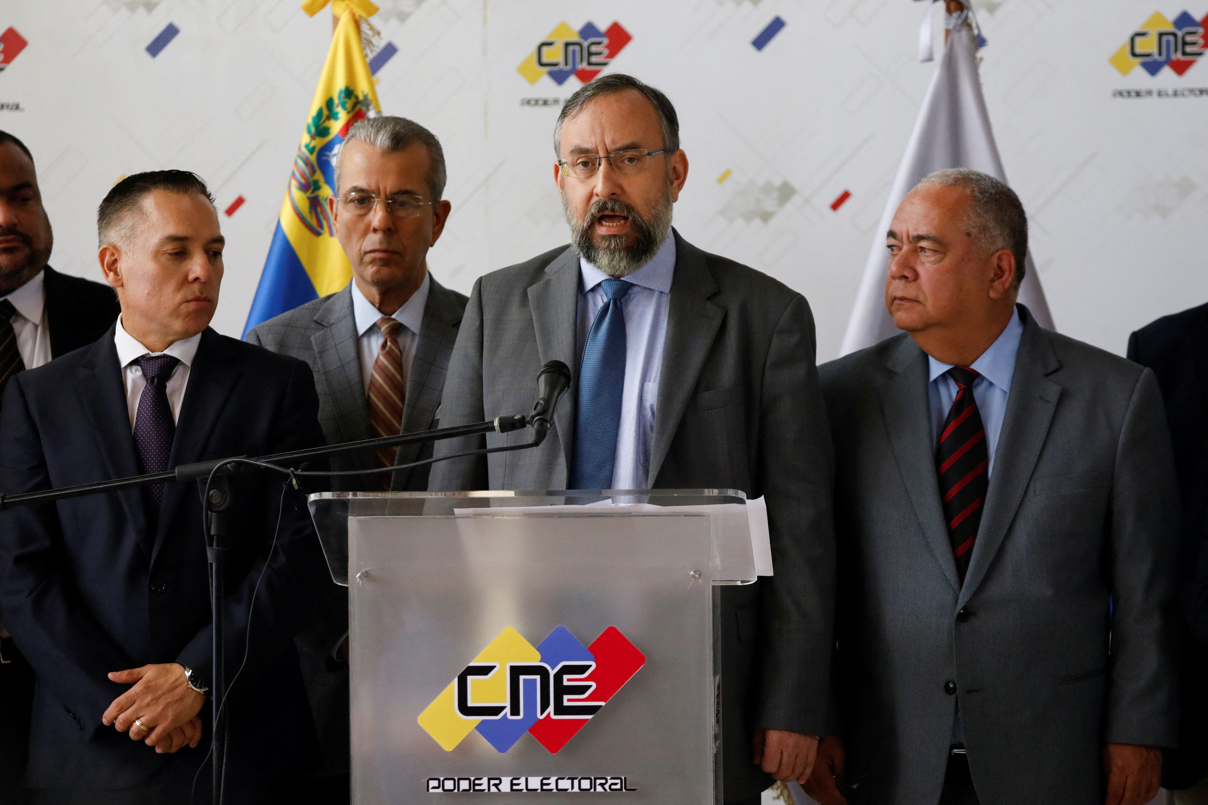 Jesús María Casal, presidente de la Comisión Nacional de Primarias de la oposición venezolana, se reunió este lunes con Elvis Amoroso, presidente del Consejo Nacional Electoral. (REUTERS/Leonardo Fernandez Viloria)