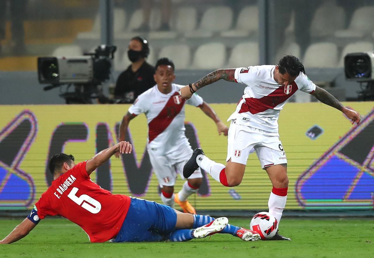 Gianluca Lapadula treibt den Ball vor Fabian Balbuenas Marke. Christian Cueva im Hintergrund schaut sich das Stück an. | Foto: FPF