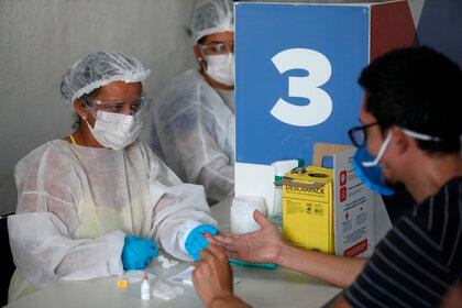 Un hombre se hace una prueba de coronavirus en la favela de Maré en Río de Janeiro, Brasil.  EFE / Fabio Motta / Archivo