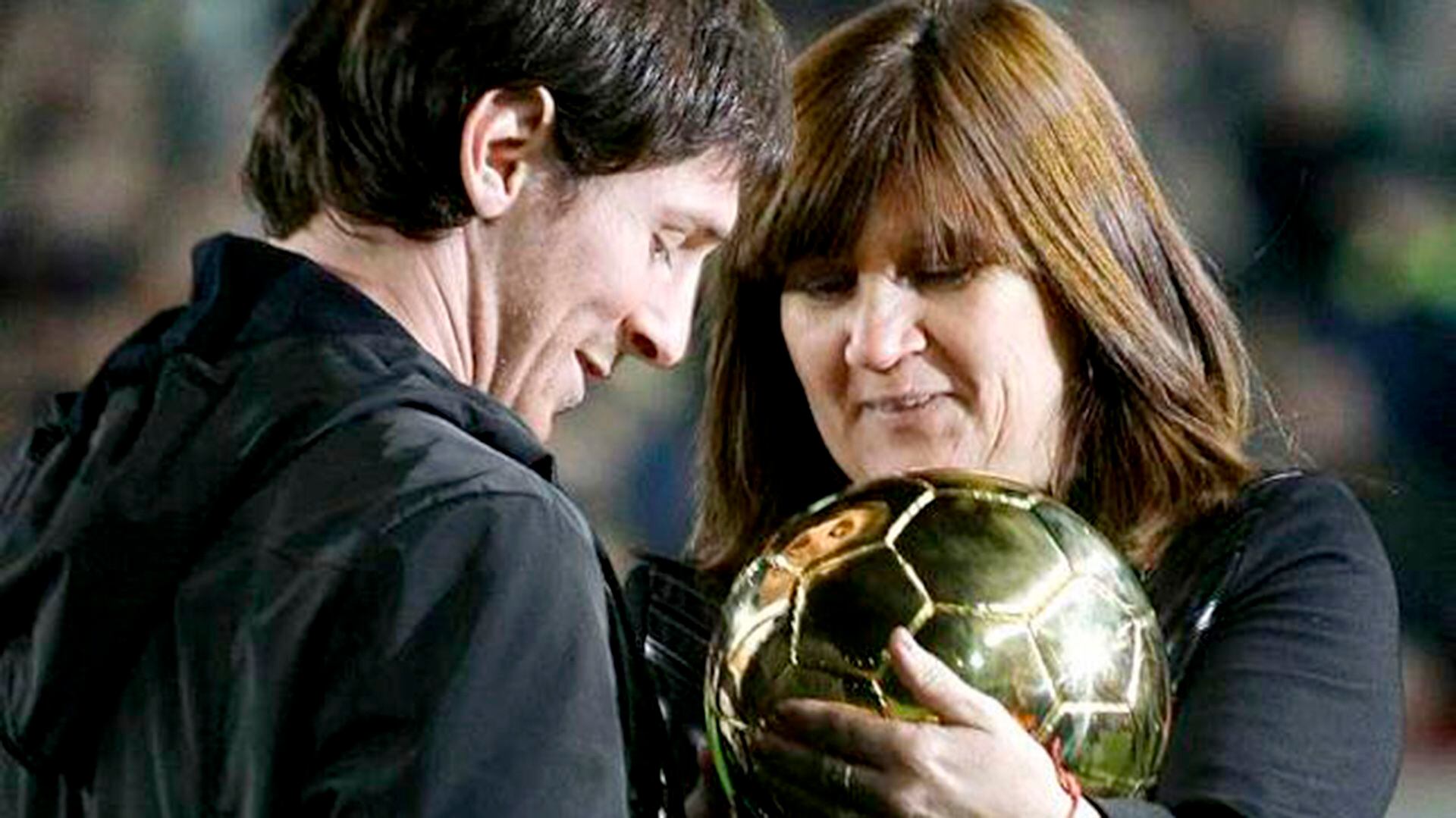 Messi junto a su madre y uno de sus ocho Balones de Oro (Reuters)