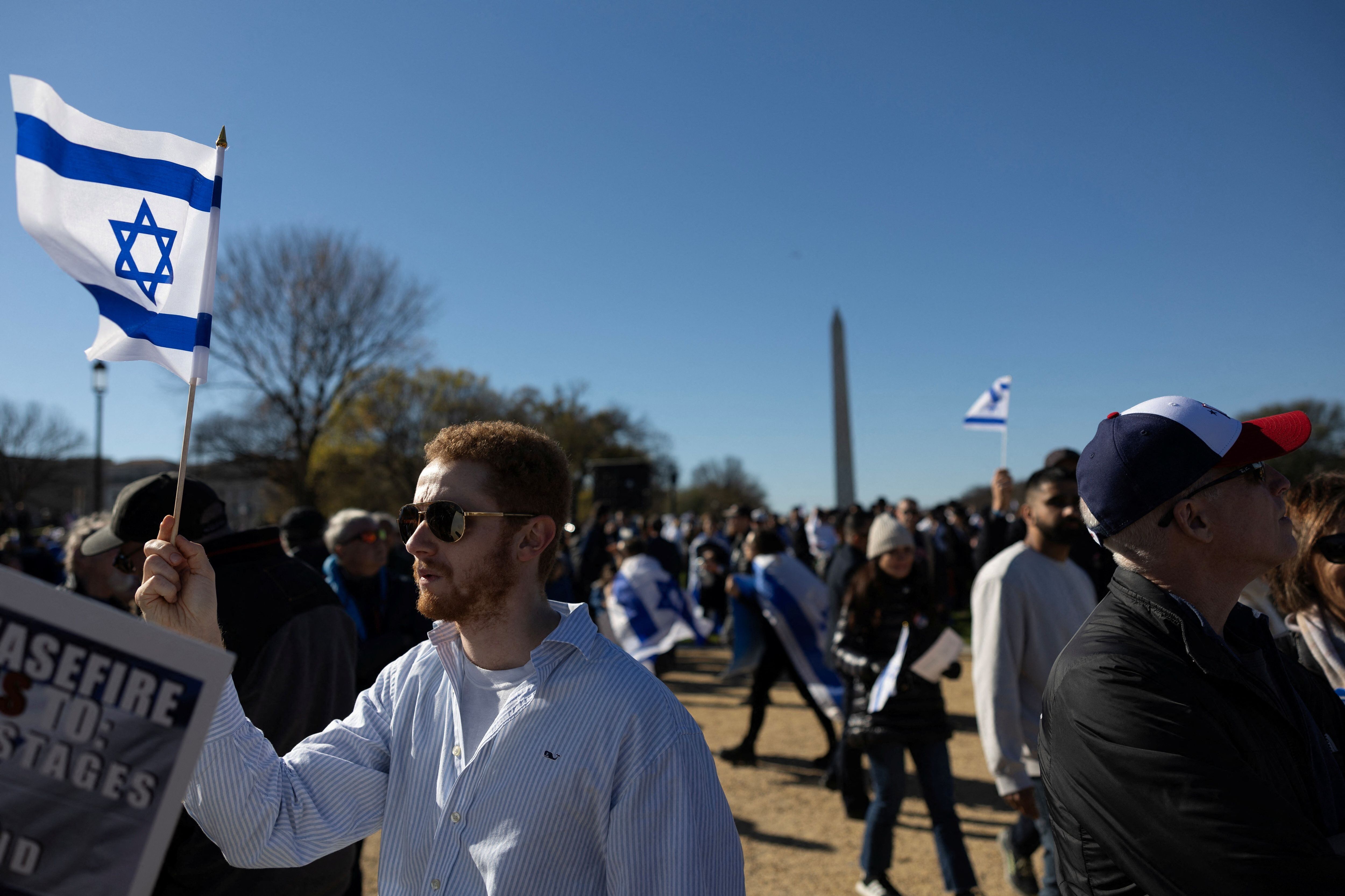 Un manifestante sostiene una bandera israelí (REUTERS/Tom Brenner)