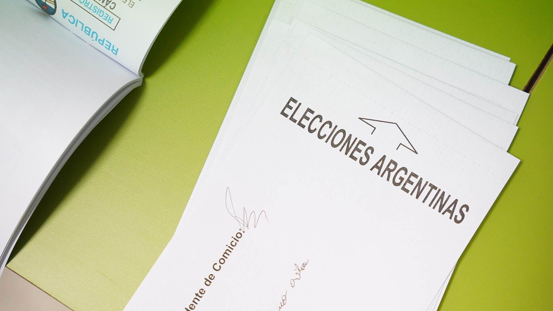 LAS PASO 2023 Elecciones 2023 - COLOR genéricas gente votando urnas boletas filas escuela