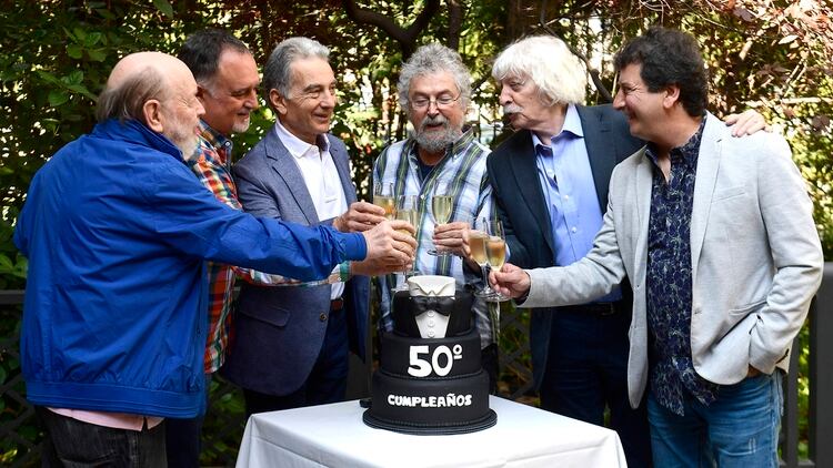 Marcos Mundstock, Martin O'Connor, Jorge Maronna, Carlos Nunez Cortes, Carlos Lopez Puccio y Horacio Turano celebrando los 50 años de Les Luthiers (Foto: AFP / PIERRE-PHILIPPE MARCOU)