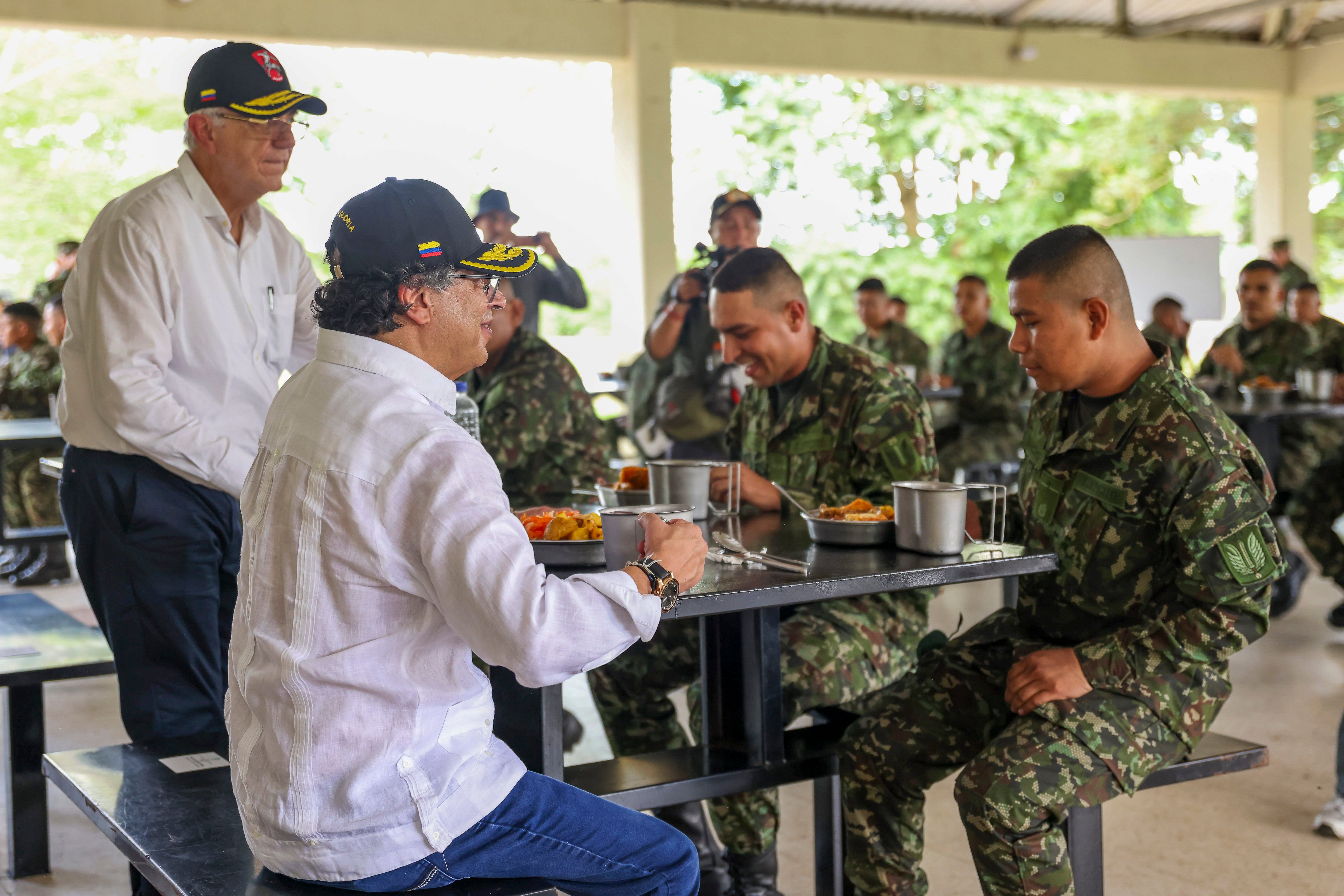 El presidente Gustavo Petro compartió con los soldados en el Cantón Militar de Puerto Jordán, en Arauca - crédito Joel González/Presidencia