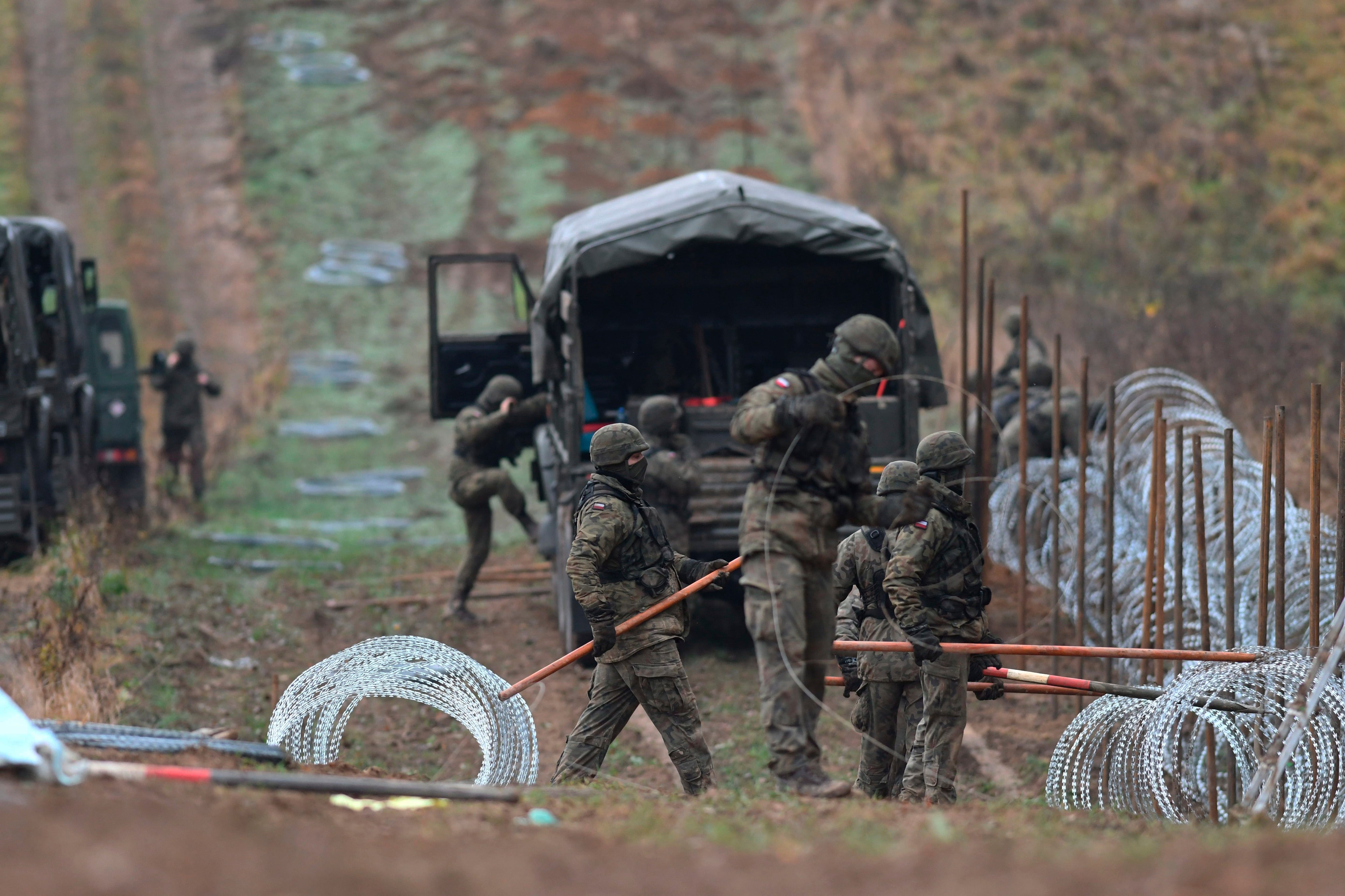 Soldados polacos instalal alambre de púas en la frontera con el enclave ruso de Kaliningrado en Wisztyniec, Polonia (AP/ARCHIVO)