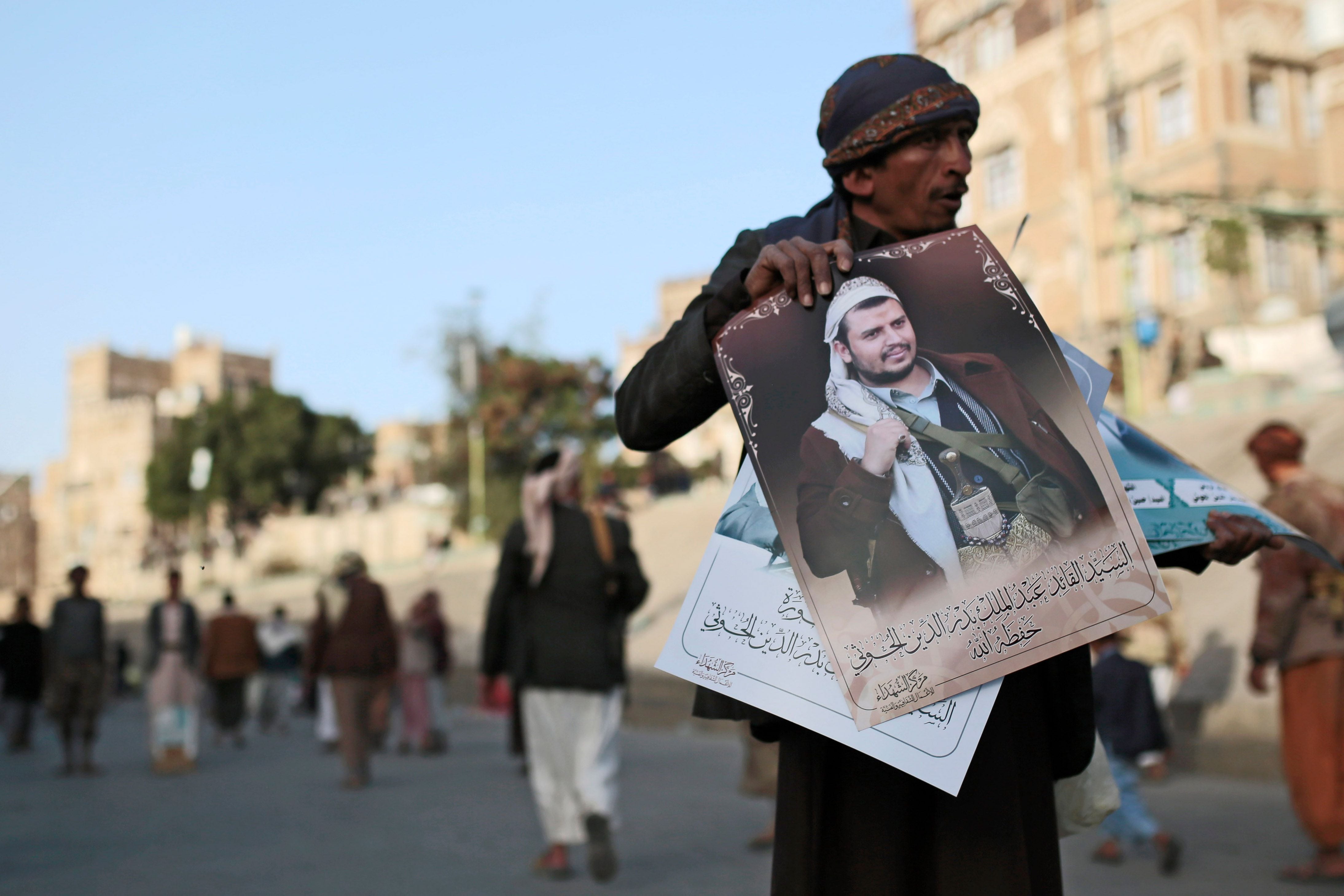 Un vendedor yemení muestra retratos del líder de los Houthis, Abdul-Malik al-Houthi, para venderlos a los manifestantes durante una concentración contra Estados Unidos (Foto: Hani Al-Ansi/dpa)
