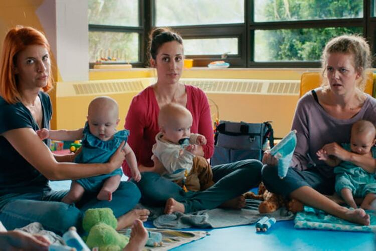 Workin' Moms (está en Netflix) cuenta las historias de cuatro mujeres con hijos bebés: una que siente que se arruinó la carrera, otra que tiene también que criar a una hija pre adolescente, una que prefiere estar más en el trabajo que con su hija y otra, lesbiana, que ve cómo la maternidad rompe su matrimonio. 