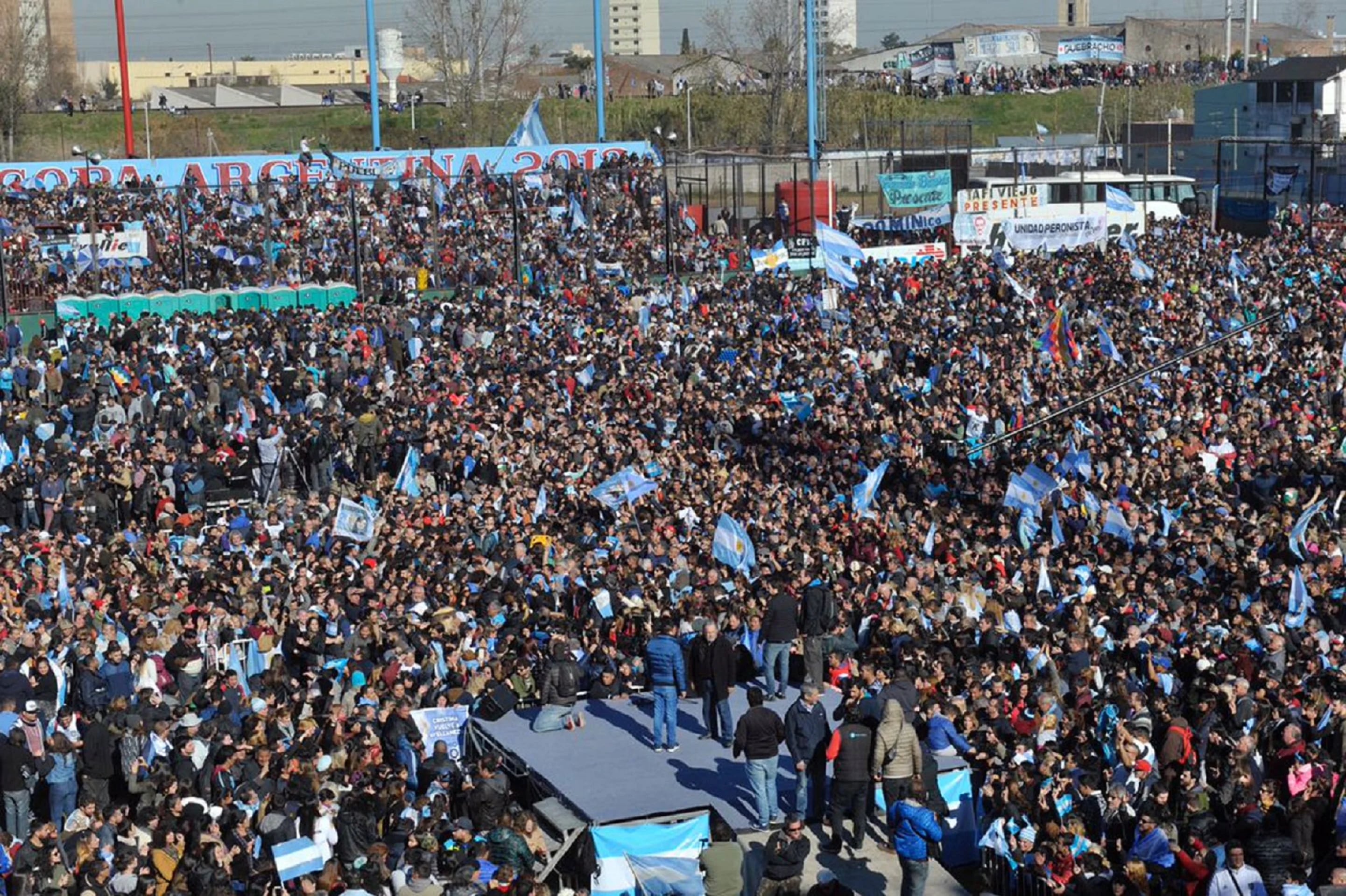 El pequeño escenario que ocupó Cristina Kirchner; la militancia espera ansiosa la salida de su referente política