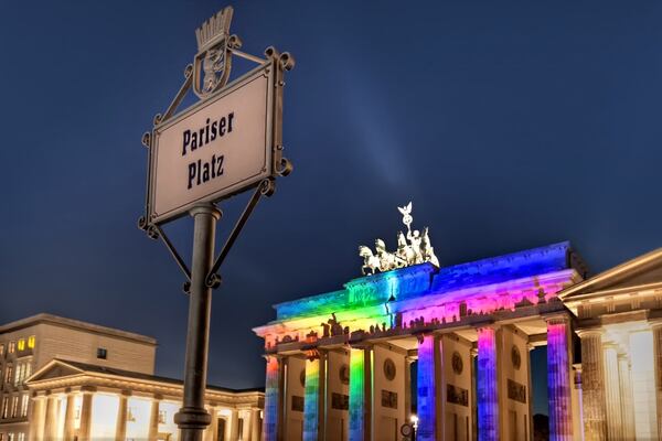 La Puerta de Brandeburgo es la emblemática y antigua “puerta de entrada” a la gran ciudad de Berlín.