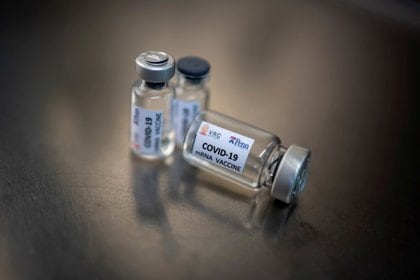 Frascos de una vacuna candidata de tipo ARNm para la enfermedad por coronavirus (COVID-19) en la Universidad de Chulalongkorn, Bangkok, Tailandia, 25 mayo 2020.
REUTERS/Athit Perawongmetha/FOTO DE ARCHIVO