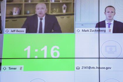 La pantalla del Subcomité enfoca a Jeff Bezos y Mark Zuckerberg. Foto: Graeme Jennings/via REUTERS