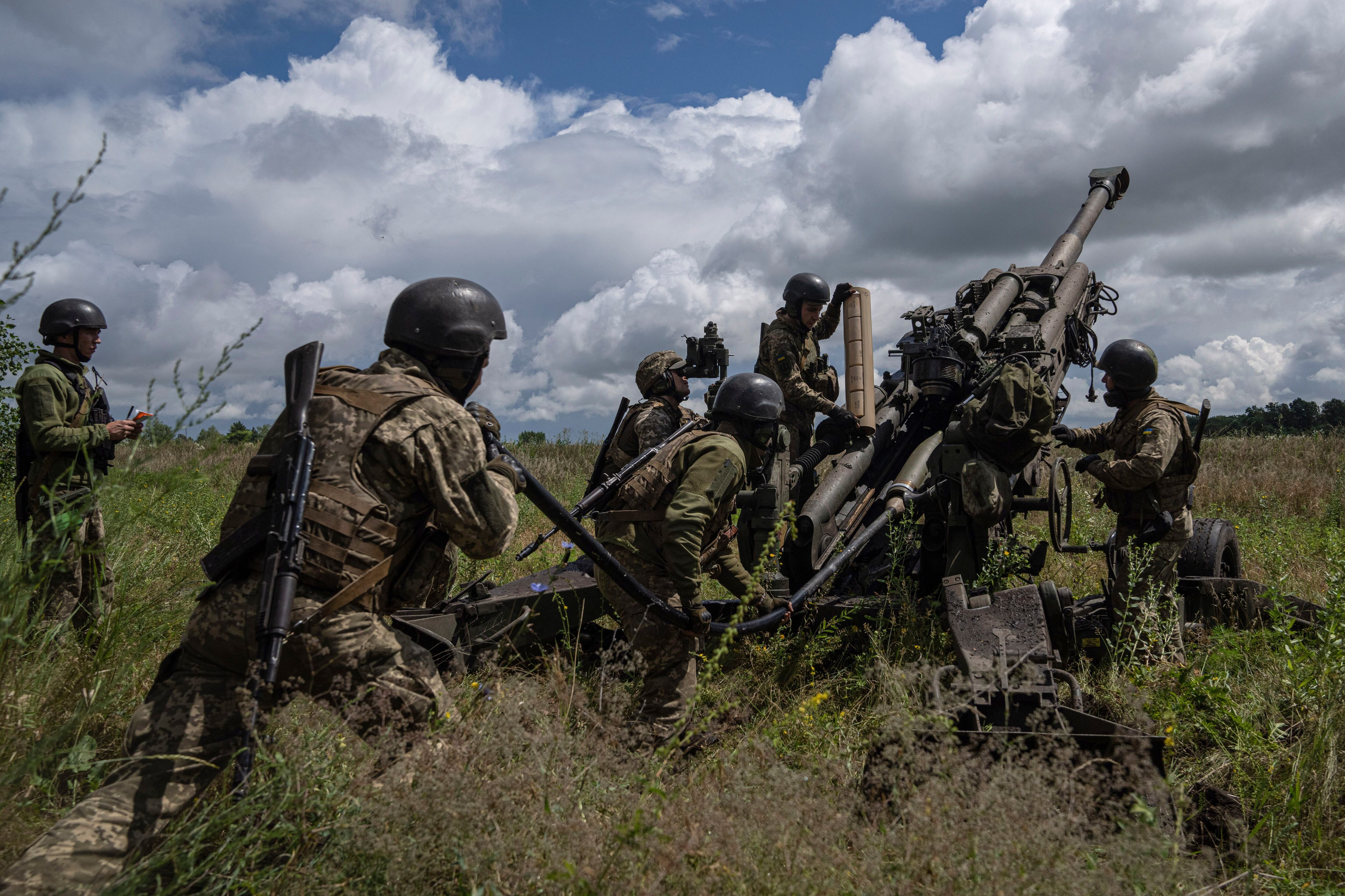 Militares ucranianos se preparan para disparar un obús M777 suministrado por Estados Unidos contra posiciones rusas desde la región de Kharkiv, Ucrania (AP Foto/Evgeniy Maloletka)