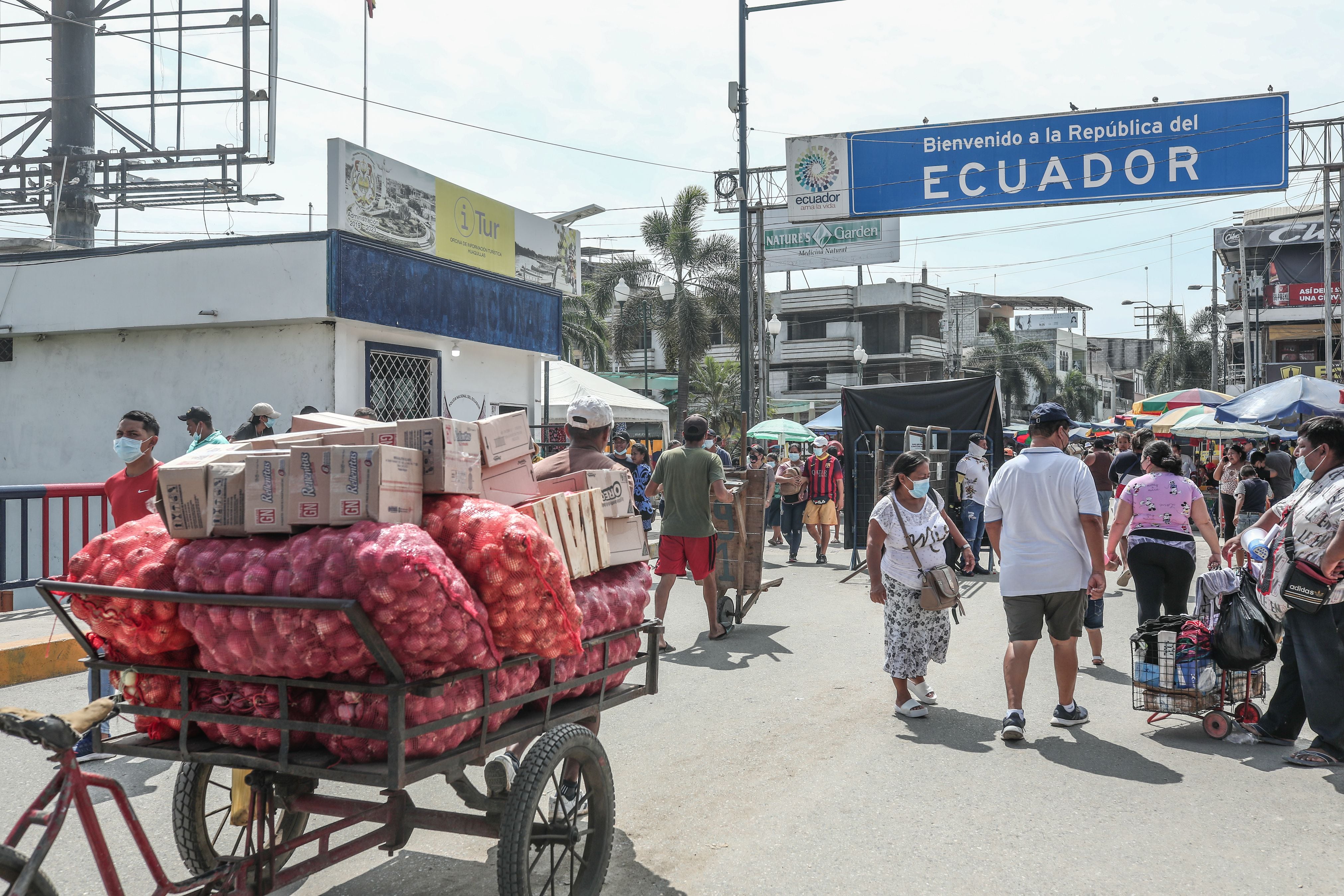 Una persona carga provisiones en la población peruana de Aguas Verdes en la frontera entre Perú y Ecuador.(EFE/Aldair Mejía) 