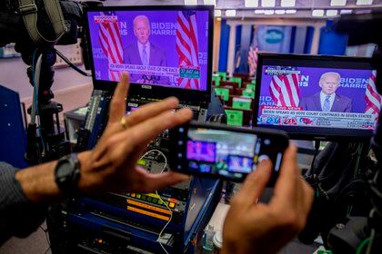 Las declaraciones del candidato presidencial demócrata Joe Biden se muestran en un monitor en la sala de conferencias de prensa de la Casa Blanca en Washington, DC, EFE / EPA / SHAWN THEW