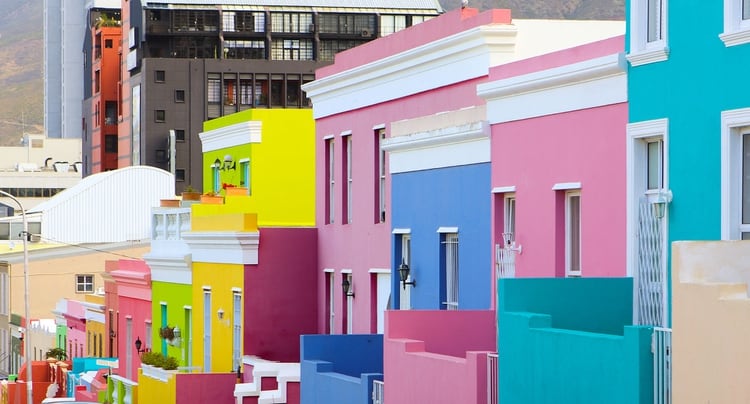 La mayoría de las coloridas casas en el área de Bo-Kaap de Ciudad del Cabo fueron construidas en la década de 1760 como 'huurhuisjes' o casas de alquiler para esclavos. Se cree que cuando llegó la libertad, los antiguos esclavos las pintaron de colores brillantes para simbolizar la alegría 