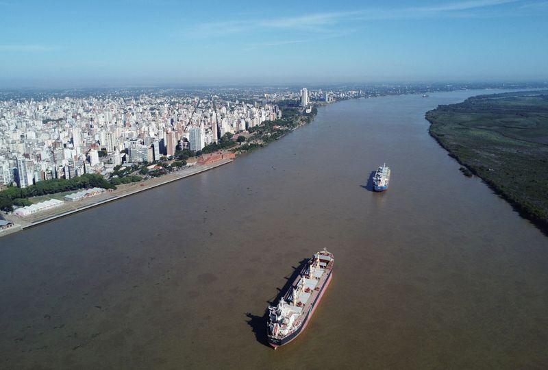 Barcos navegan por el río Paraná, frente a Rosario, provincia de Santa Fe, en una foto de archivo. REUTERS 