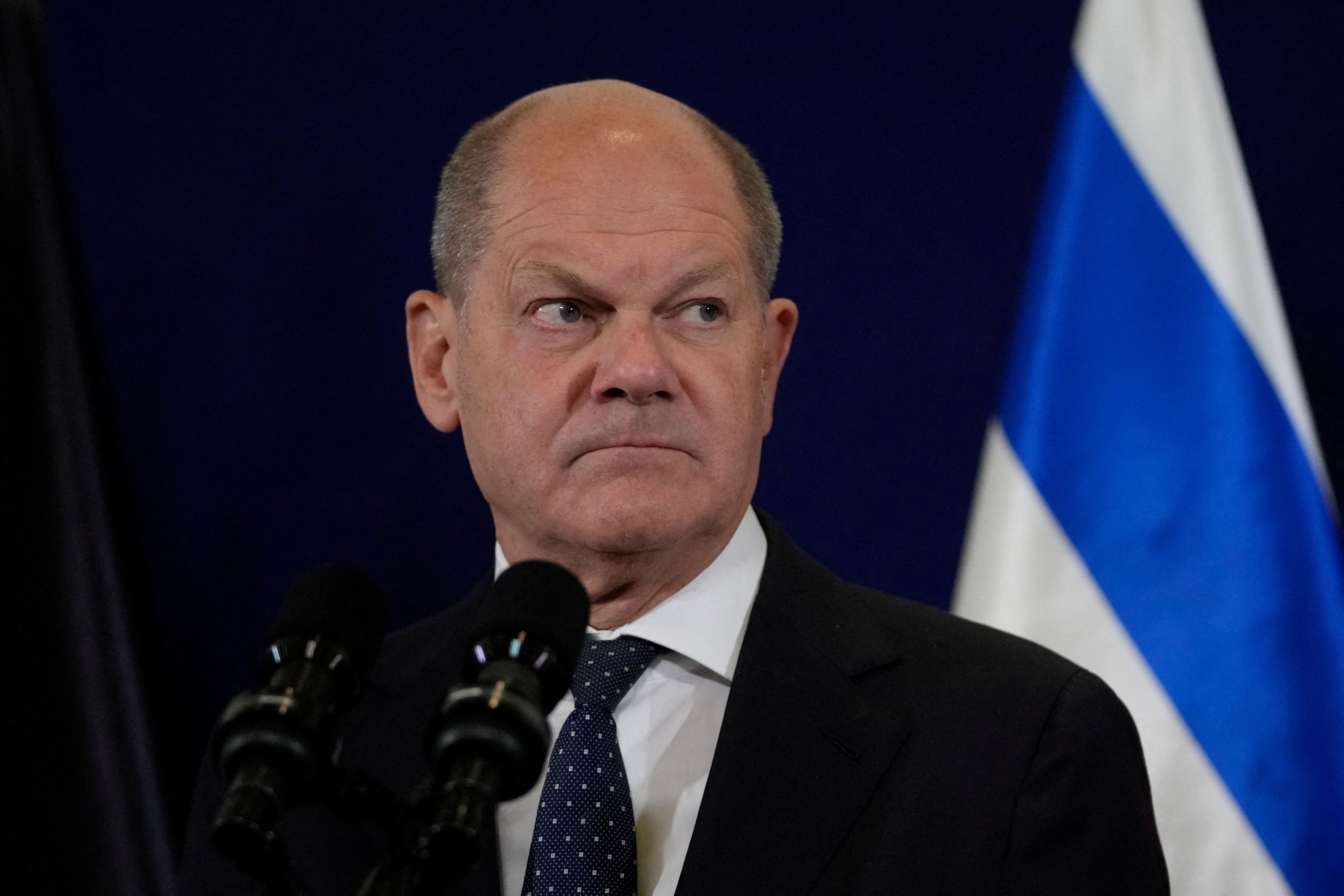 El canciller alemán, Olaf Scholz, se dirige a los medios de comunicación durante una rueda de prensa conjunta con el primer ministro israelí, Benjamin Netanyahu, en Tel Aviv, Israel, el martes 17 de octubre de 2023. Maya Alleruzzo/Pool vía REUTERS