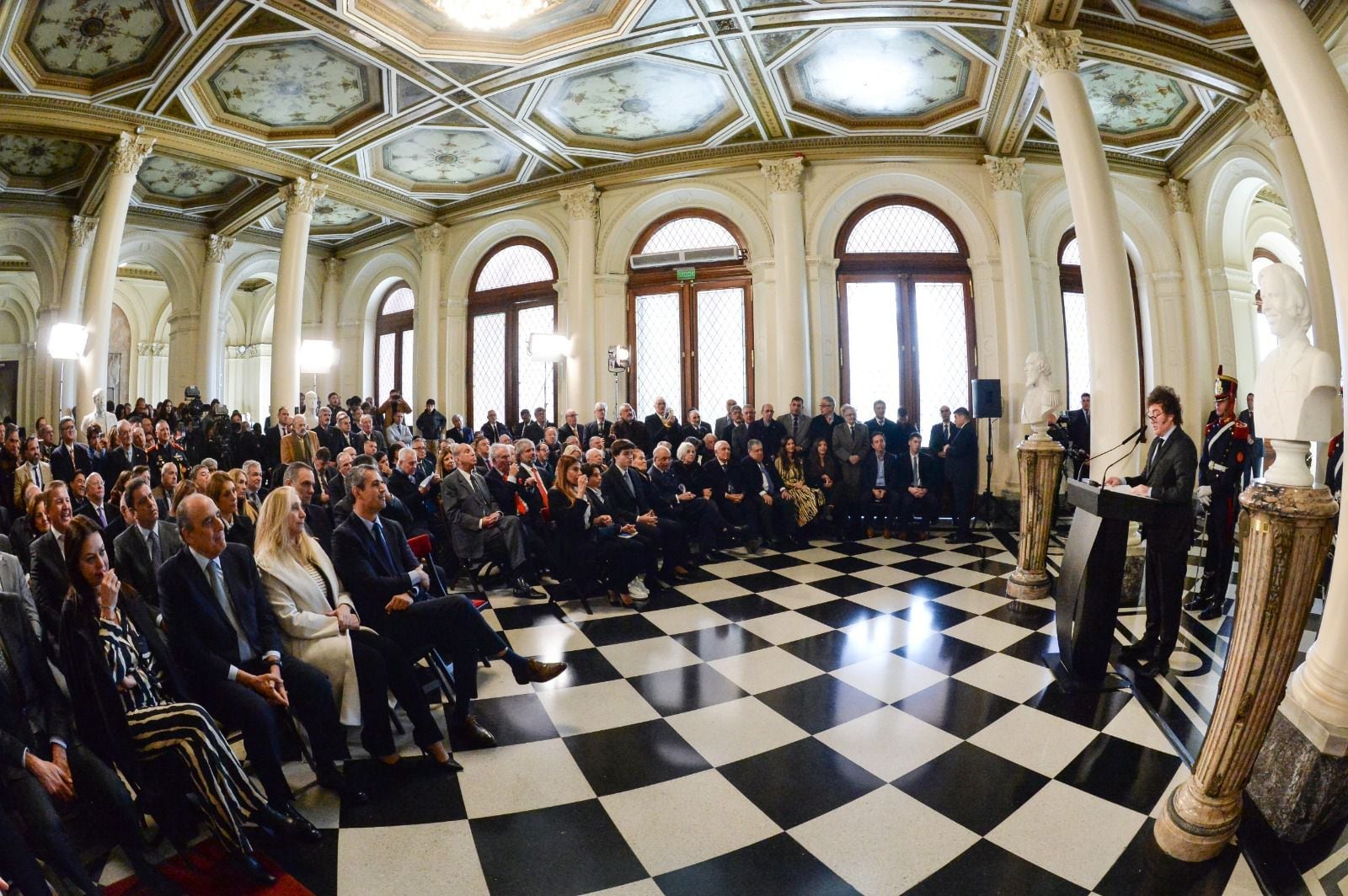 Milei en el salón de los bustos Carlos Menem