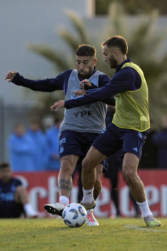 Germán Pezzella disputa la pelota con Nicolás Otamendi en el entrenamiento de la Selección en Ezeiza (JUAN MABROMATA / AFP)