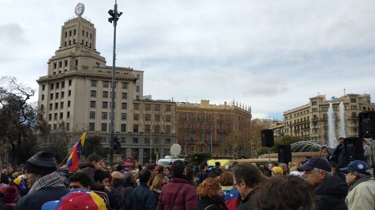 En Barcelona, salieron cientos de venezolanos a las calles (@amir_richani)