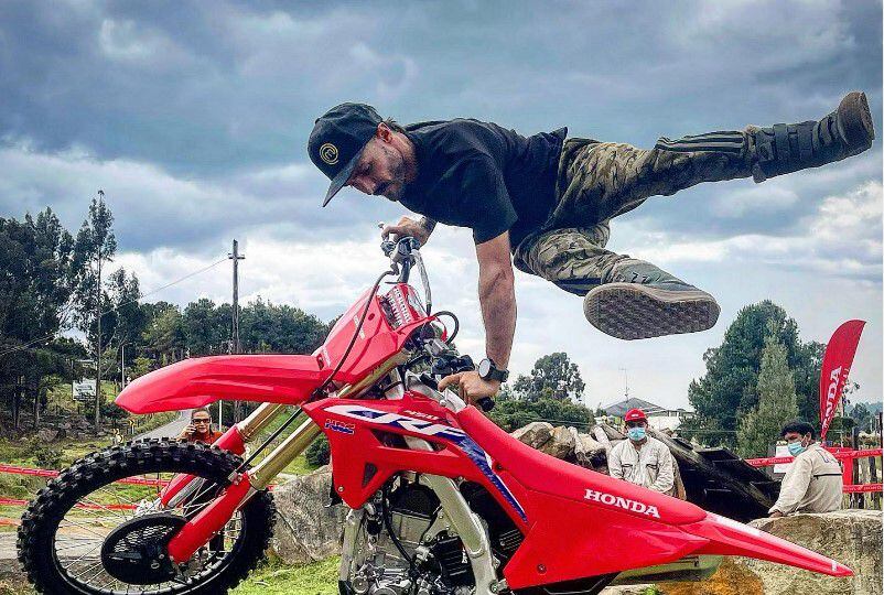 Tatán Mejía luego de que su hija de 10 años ganara una competencia de motos: “No hay palabras para describir este momento”. Foto: Instagram @tatanmejia