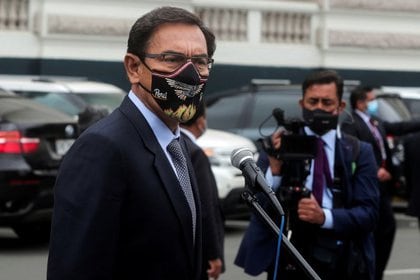 El presidente peruano, Martín Vizcarra, habla con los medios a las afueras del Congreso 