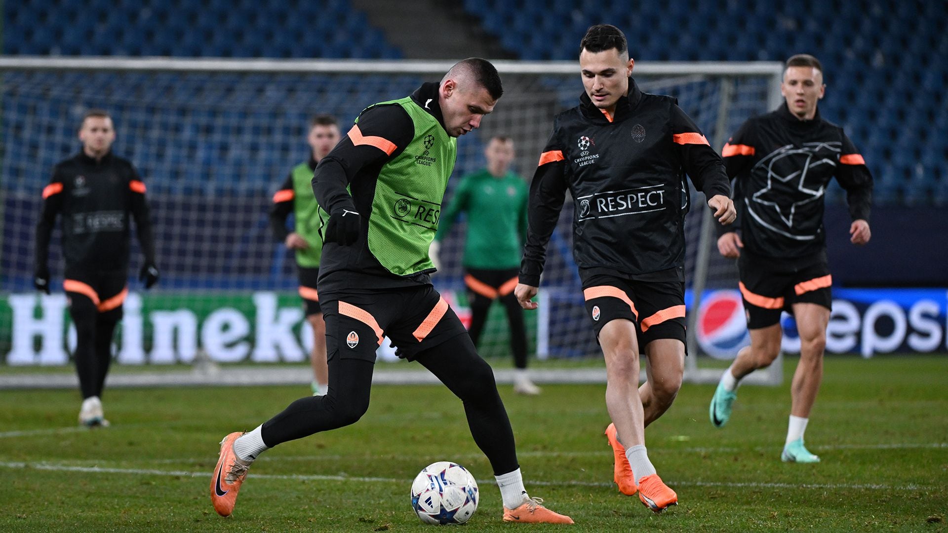 El Shakhtar entrenando en el estadio de Hamburgo antes del partido de este martes ante el Barça.