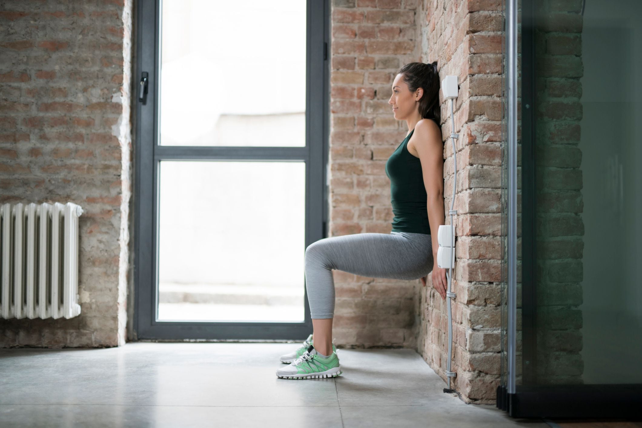 Al hacer las sentadillas se contraen los músculos aunque pareciera que el movimiento es reducido (Getty)